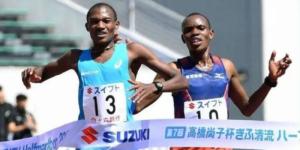 Kenyan athletes Alexander Mutiso (left) and Macharia Ndirangu (right) cross the finishing line ta the 2017 Gifu Half Marathon in Japan. 