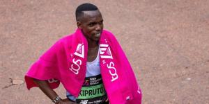 Amos Kipruto posing for a photo after winning the 2022 TSC London Marathon on October 2.