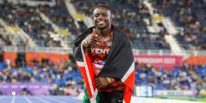 Ferdinand Omanyala poses for a photo with the Kenyan flag during the 2022 Commonwealth Games on August 19.