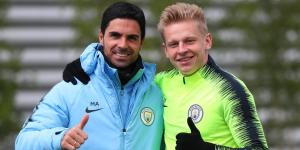 Oleksandr Zinchenko (R) posing for a photo alongside Arsenal manager Mikel Arteta (L).
