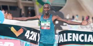 Kelvin Kiptum celebrates winning the 2022 Valencia Marathon title on December 4, 2022 in Spain.
