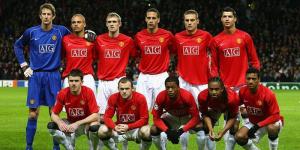 Manchester United 2007/2008 squad poses for a team photo.