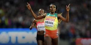 Ethiopian runner Tirunesh Dibaba crosses the finishing line at the 2017 World Championships in London.