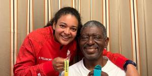 Jillian Weir (L) and Robert Weir (R)posing for a photo with the bronze medals they won at the 2022 and 2002 Commonwealth Games.