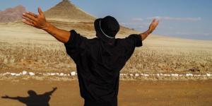 Lewis Hamilton posing for a photo at a tourist attraction site in Namibia on August, 2022.