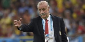 Former Spain head coach Vicente Bosque issues instructions in a past match.