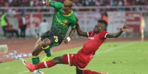 Simba SC and Yanga players vie for the ball during their Premier League encounter on October 23, 2022 in Dar es Salaam, Tanzania.