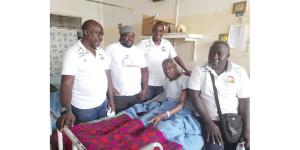 Former Harambee stars players visit Odhiambo Kwanga (in bed) at Kijabe Hospital in Nairobi county.