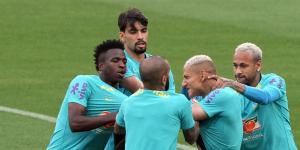 Neymar and Dani Alves try to separate their teammates Vinicius Junior and Richarlison from fighting.