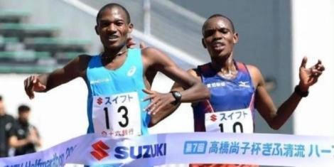 Kenyan athletes Alexander Mutiso (left) and Macharia Ndirangu (right) cross the finishing line ta the 2017 Gifu Half Marathon in Japan. 