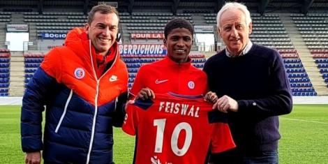 Feiswal Bamkuu poses for a photo with La Berrichonne de Châteauroux officials in France on January 2022.