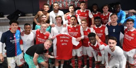 Arsenal players pose for a photo with a jersey to pay tribute to their female counterpart Beth Mead on January 15, 2022, at the Tottenham Hotspur Stadium.