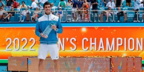 Carlos Alcaraz with the trophy after victory in the Miami Open