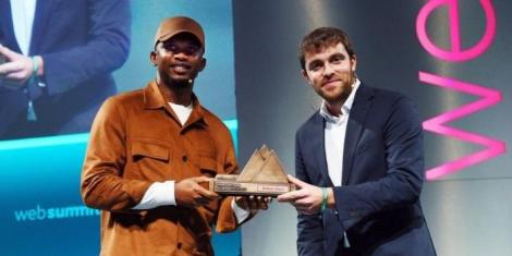 Samuel Eto'o (left) receiving the Web Summit Innovation in Sport Award presented by Fabrizio Romano