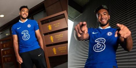 Reece James posing for photos after signing a new contract at Chelsea FC on September 5, 2022 in London.