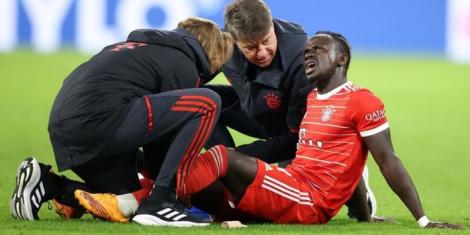 Bayern Munich medics assess Senegalese forward Sadio Mane on November 8, 2022 at Allianz Arena.
