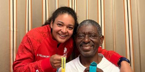 Jillian Weir (L) and Robert Weir (R)posing for a photo with the bronze medals they won at the 2022 and 2002 Commonwealth Games.